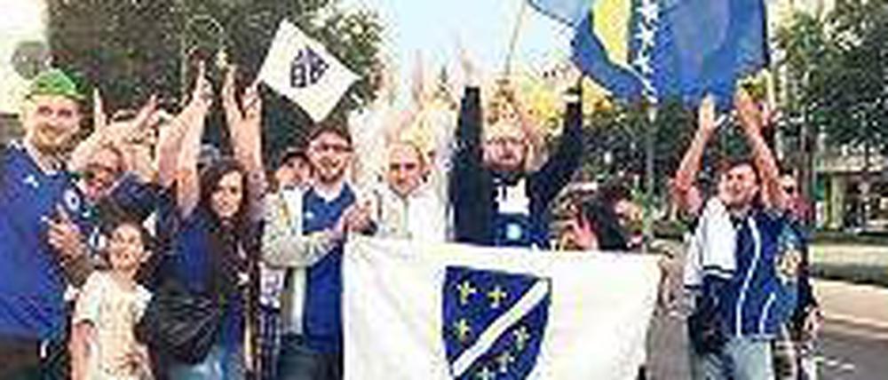 Bosnien bittet zur Feier. Ihre Mannschaft ist zwar schon ausgeschieden, trotzdem werden die Bosnier heute beim letzten Gruppenspiel (18 Uhr) wieder ausgelassen feiern.