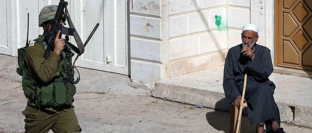 Ein israelischer Soldat nimmt in Hebron an der Suchaktion teil. 