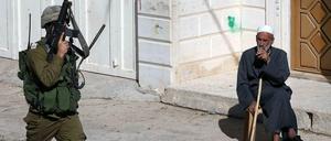 Ein israelischer Soldat nimmt in Hebron an der Suchaktion teil. 