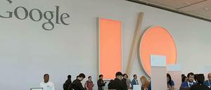Teilnehmer der Entwicklerkonferenz Google I/O checken am 24.06.2014 im Moscone Center in San Francisco ein. Die Konferenz läuft vom 25. bis 26. Juni.