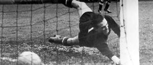 Die Niederlage seines Lebens. Gyula Grosics im WM-Finale 1954 beim Treffer von Helmut Rahn zum 3:2-Endstand.