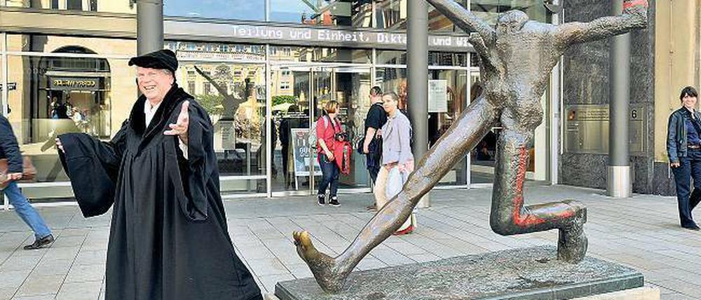 Aber hallo, Herr Luther! Der Reformator in Gestalt von Norbert Hein (hier vor der Mädler-Passage in Leipzig) wird in den den kommenden Jahren noch oft gefragt sein.