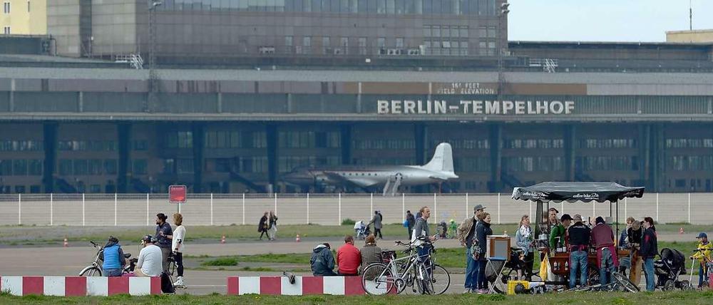 Mit einem zweistelligen Millionenbetrag möchte der Berliner Senat das Flughafengebäude auf dem Tempelhofer Feld modernisieren.