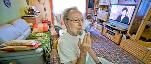 Ungeliebter Nachbar: Friedhelm Adolfs in seiner Düsseldorfer Mietwohnung.