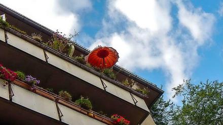 Sommer vorm Balkon: Häuserzeile mit Sonnenschirm in Berlin-Wedding