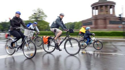 Verkehrssicher: Kinder sollten für das erste straßentaugliche Fahrrad mindestens 1,15 Meter groß sein.