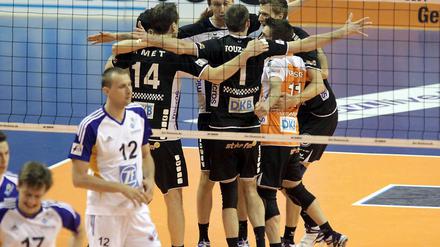 Und hinten jubeln die Volleys. Die Berliner brauchen noch einen Sieg zur erfolgreichen Titelverteidigung. 