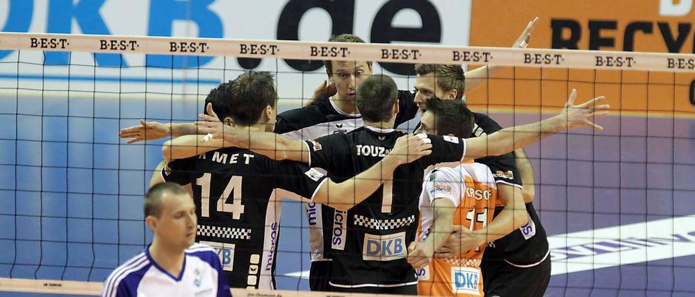Und hinten jubeln die Volleys. Die Berliner brauchen noch einen Sieg zur erfolgreichen Titelverteidigung. 