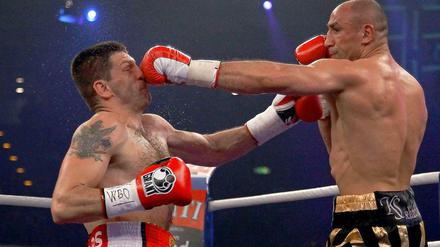 Arthur Abraham landet einen Treffer im Gesicht seines Gegners. 