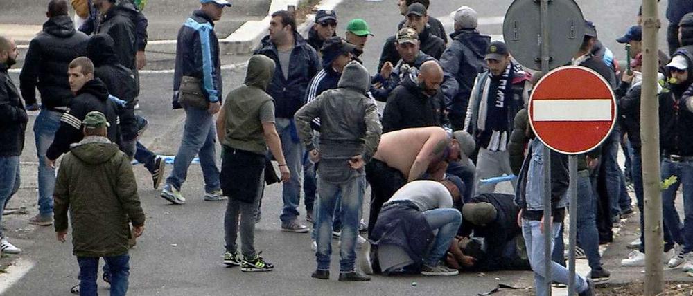 Ein Neapel-Fan liegt angeschossen auf dem Boden.