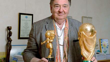 Der Unternehmer Rolf Deyhle im September 2013 in seinem Stuttgarter Büro mit Kopien der FIFA-Trophäen Fair Play und Weltpokal, die er als Anerkennung für seine Verdienste um den Weltfußball erhalten hat