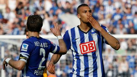 Handkuss nach dem Tor: Herthas Brooks bejubelt seinen Treffer.