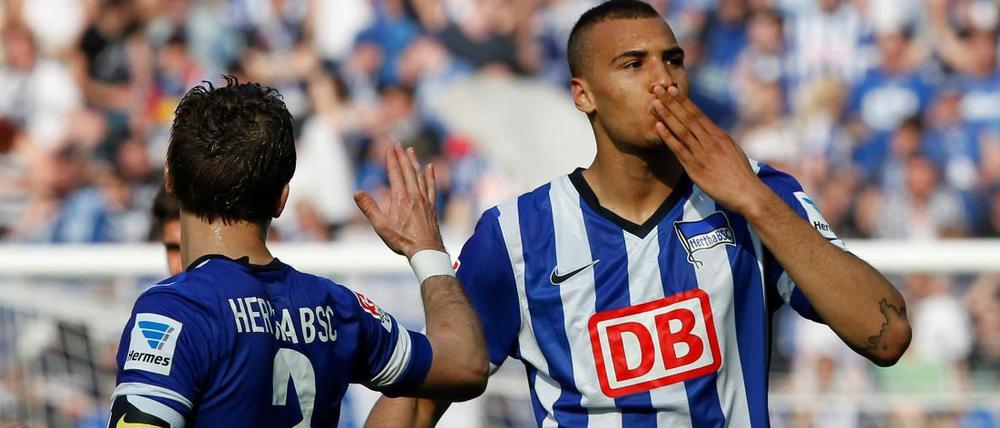 Handkuss nach dem Tor: Herthas Brooks bejubelt seinen Treffer.