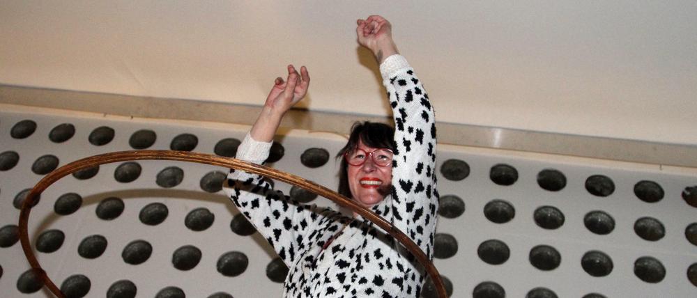 Locker aus der Hüfte. Wenn ihr danach ist, tanzt Anne Wilke auch heute noch Hula-Hoop - wie in den 80er Jahren auf der Theke ihrer Berlin Bar.