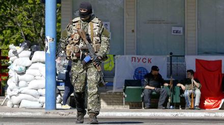 Ein prorussischer Milizionär in der in der von den Separatisten kontrollierten ost-ukrainischen Stadt Salwjansk
