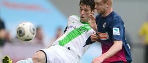 Duell auf Augenhöhe: Wolfsburgs Träsch (li.) und Freiburgs Kerk.