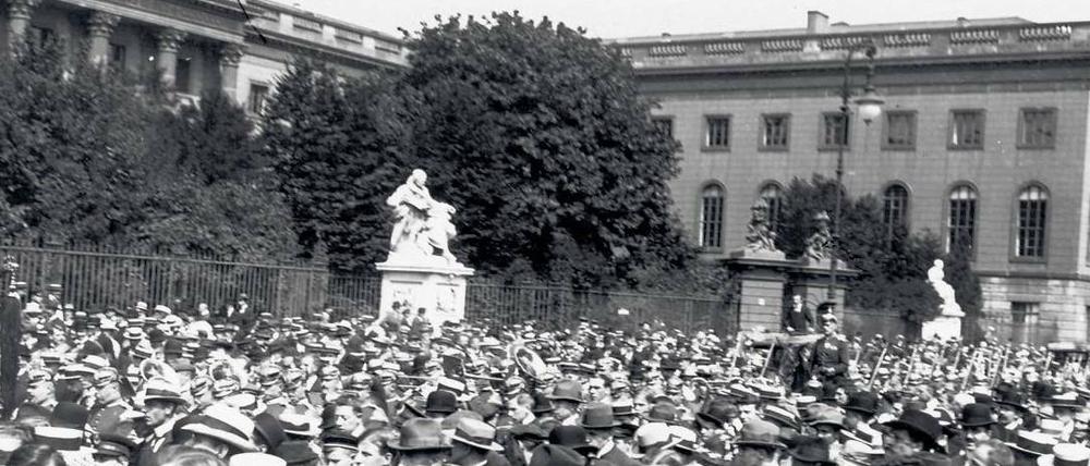 Aufmarsch 1914 vor der Berliner Universität.