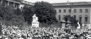 Aufmarsch 1914 vor der Berliner Universität.