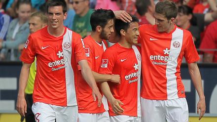Mainz' Torschütze Okazaki (2. v. r.) wird von den Teamkollegen bejubelt.