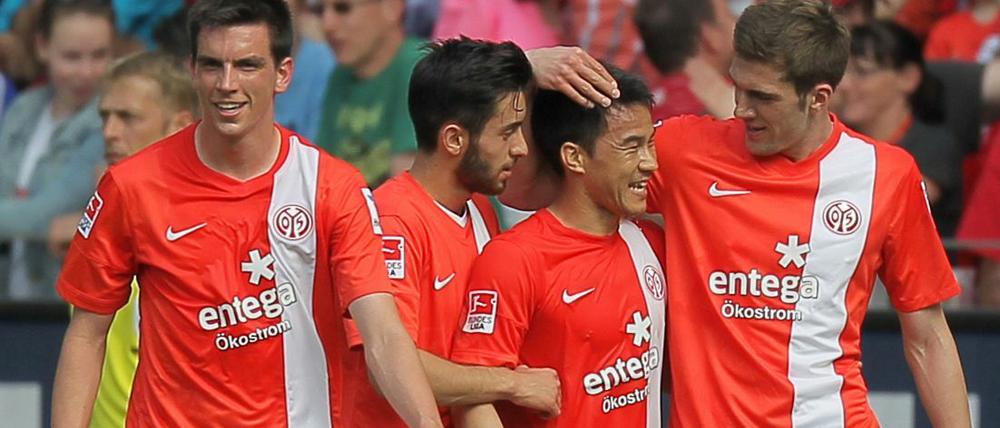 Mainz' Torschütze Okazaki (2. v. r.) wird von den Teamkollegen bejubelt.