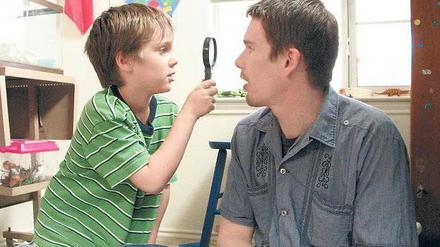 Wer wir sind. Sohn (Ellar Coltrane) und Vater (Ethan Hawke) beäugen sich. 