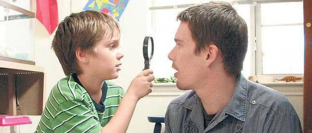 Wer wir sind. Sohn (Ellar Coltrane) und Vater (Ethan Hawke) beäugen sich.