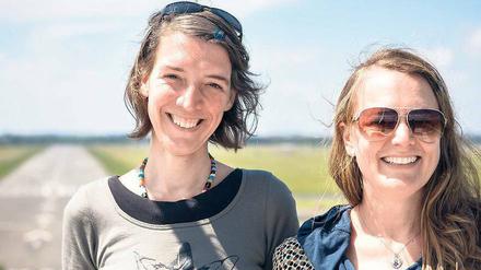 Julia Schreiner (rechts) und Anne Pfaffenholz laden in den "Junipark" am Rand des Flughafens.