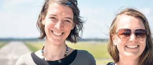 Julia Schreiner (rechts) und Anne Pfaffenholz laden in den "Junipark" am Rand des Flughafens.