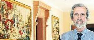 Heute zum Italiener. Enzi Menzione in der Empfangshalle seiner Botschaft in der Hiroshimastraße.