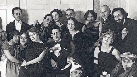 Goldene Zwanziger. Ball russischer Künstler in Berlin. Vera Lourié sitzt in der ersten Reihe (4.v.l.). 