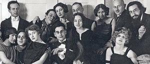 Goldene Zwanziger. Ball russischer Künstler in Berlin. Vera Lourié sitzt in der ersten Reihe (4.v.l.).