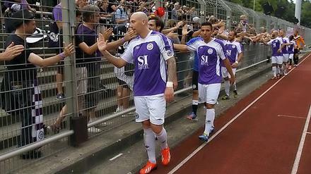 Abklatschen. TeBe steht auf dem zweiten Platz der Berlin-Liga 