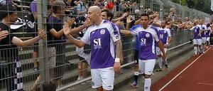 Abklatschen. TeBe steht auf dem zweiten Platz der Berlin-Liga