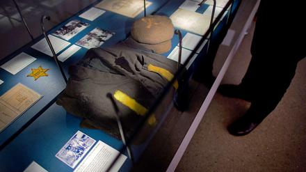 Vitrine mit einer zivilen Anzugjacke eines Gefangenen des Konzentrationslagers Majdanek.
