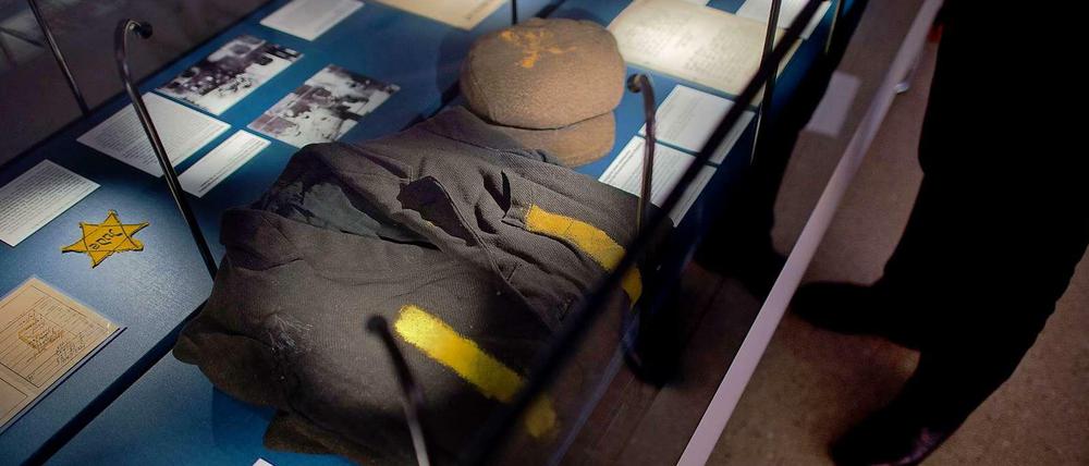 Vitrine mit einer zivilen Anzugjacke eines Gefangenen des Konzentrationslagers Majdanek.