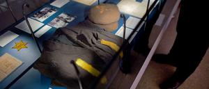 Vitrine mit einer zivilen Anzugjacke eines Gefangenen des Konzentrationslagers Majdanek.