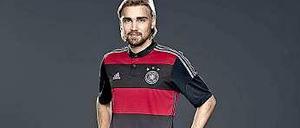 Marcel Schmelzer präsentiert das neue Auswärtstrikot der Nationalelf.