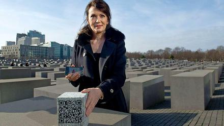 Am Berliner Holocaust-Mahnmal können Besucher jetzt ein eigens für das Denkmal komponiertes Konzert mit Hilfe ihrer Smartphones hören. Schauspielerin Iris Berben stellte das Projekt am Montag vor.