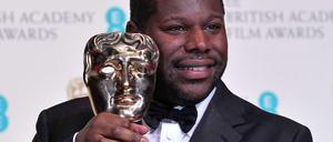 Regisseur Steve McQueen mit dem Bafta für den besten Film: "12 Years a Slave"