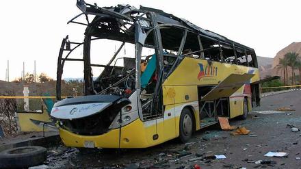 Der ausgebrannte Touristenbus in Taba auf dem Sinai. 