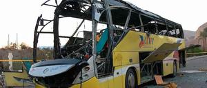 Der ausgebrannte Touristenbus in Taba auf dem Sinai. 