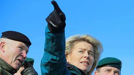 Ursula von der Leyen (CDU) sortiert ihr Bundesministerium. Hier zu sehen beim Besuch des Deutschen Heeres in Letzlingen (Sachsen-Anhalt).