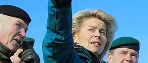 Ursula von der Leyen (CDU) sortiert ihr Bundesministerium. Hier zu sehen beim Besuch des Deutschen Heeres in Letzlingen (Sachsen-Anhalt).