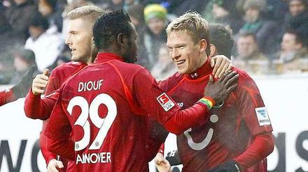 Die Torschützen Diouf und Rudnevs (r.) bejubeln den Heimsieg gegen Gladbach.