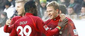 Die Torschützen Diouf und Rudnevs (r.) bejubeln den Heimsieg gegen Gladbach.