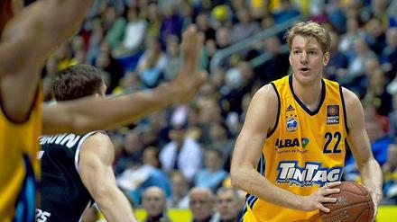 Passen oder schießen? Albas Power Forward Jan Jagla kann sich in dieser Szene offenbar nicht entscheiden. Mit 14 Punkten war Jagla gegen Bayreuth zweitbester Werfer der Berliner.