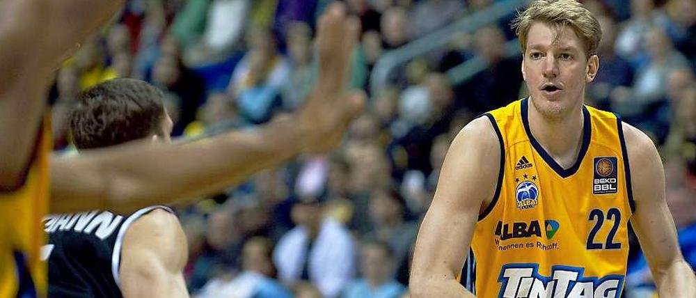 Passen oder schießen? Albas Power Forward Jan Jagla kann sich in dieser Szene offenbar nicht entscheiden. Mit 14 Punkten war Jagla gegen Bayreuth zweitbester Werfer der Berliner.