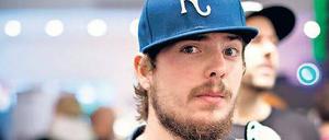 Die Sneakers am Herzen - ein Kenner in Jeanshemd, Mütze und mit sorgfältig gezotteltem Bart.