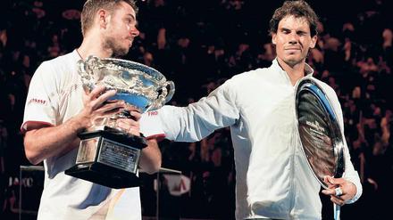 Trophäen und Tränen. Stanislas Wawrinka (links) zeigte Mitgefühl mit seinem unterlegenen Kontrahenten Rafael Nadal. Foto: Reuters