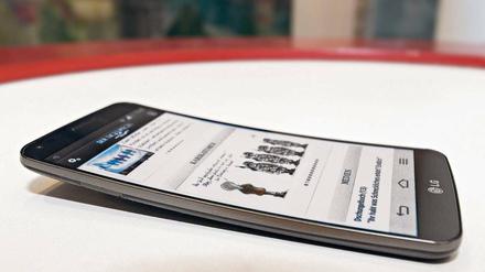Mit der leicht geschwungenen Form des LG G Flex will der koreanische Smartphone-Hersteller LG einen neuen Trend setzen.